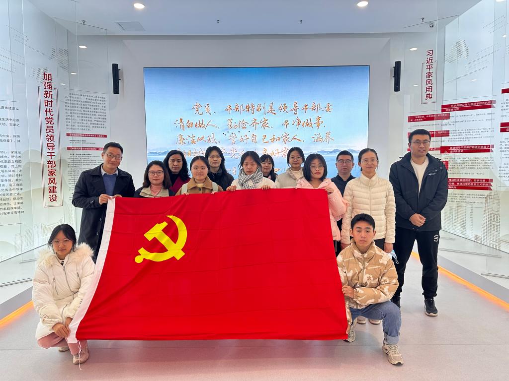 http://news.cmc.edu.cn/__local/5/6C/28/63F349FBD2F586D3A7A4B8A7E1D_EA397D2A_1BF37.jpg