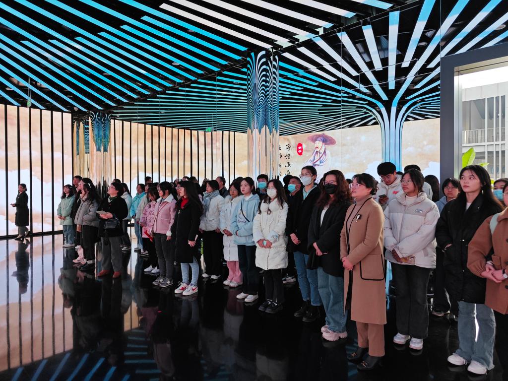 http://news.cmc.edu.cn/__local/F/CC/8B/B66BF28CF819E4C9DC65A0A8EA4_B69D709C_29F84.jpg